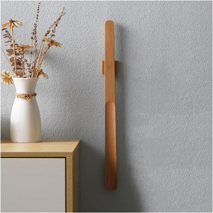 StepNord™ – Elegant Vägghängt Skohorn i Trä